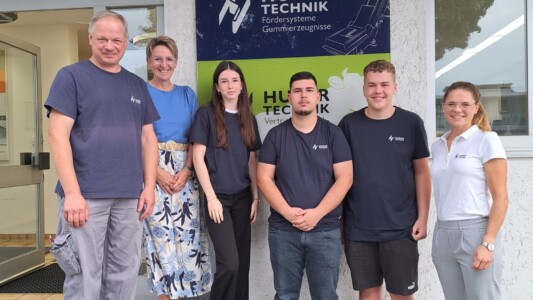 Gruppenfoto mit den neuen Azubis bei Huber Technik.