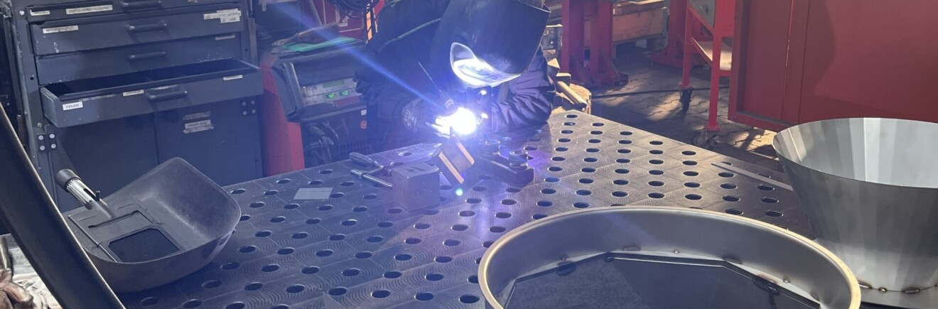 Huber Technik Praktikant beim Schweißen