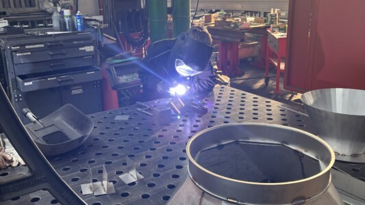 Huber Technik Praktikant beim Schweißen