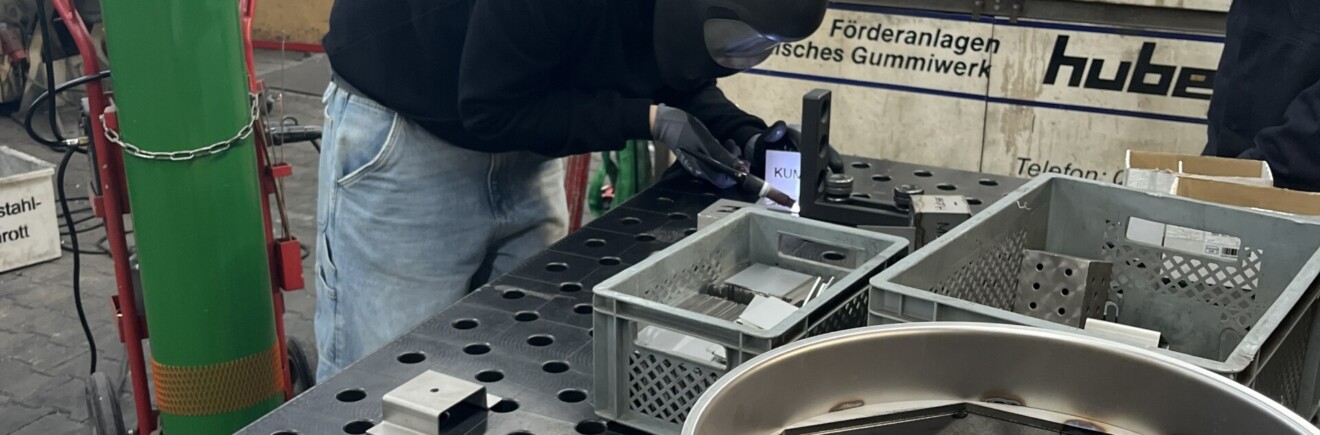 Huber Technik Praktikant beim Schweißen