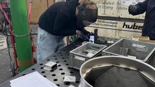 Huber Technik Praktikant beim Schweißen